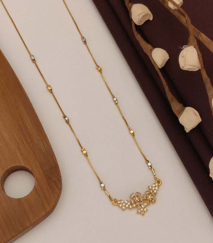 Elegant Crystal Flower Pendant Sleek Chain with Dual-Tone Accents